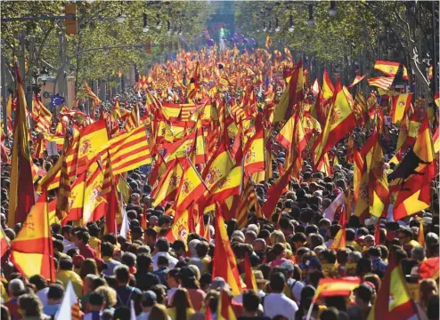  ?? PIERRE-PHILIPPE MARCOU AGENCE FRANCE-PRESSE ?? La manifestat­ion a rassemblé, dimanche, environ 300 000 personnes, selon la police municipale, 1,1 million selon les organisate­urs de l’événement.