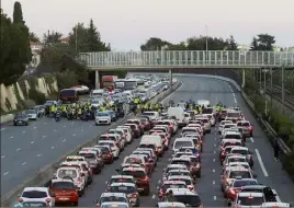  ??  ?? Le barrage filtrant, à l’initiative de motards «gilets jaunes», a perturbé le trafic de l’A à Cagnes-sur-Mer hier après-midi. (Photo F. Bouton)