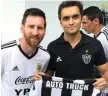  ?? GAZETA ESPORTIVA ?? HADIAH: Lionel Messi (kiri) menerima jersey dari klub Brasil Atletico Mineiro.