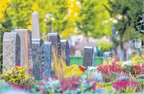  ?? FOTO: ARNULF HETTRICH/IMAGO IMAGES ?? Der Pragfriedh­of im Norden Stuttgarts im Herbst.