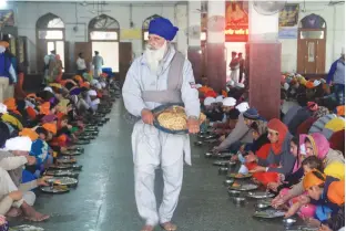  ??  ?? KARNIKA BAHUGUNA / CSE Every day, the Golden Temple in Amritsar feeds 60,00070,000 people for free