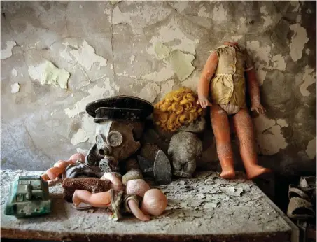  ?? Foto: dpa/Roman Pilipey ?? Fundstücke in einem früheren Kindergart­en in Pripjat bei Tschernoby­l