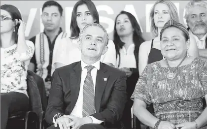  ??  ?? El mandatario capitano, Miguel Ángel Mancera, y la premio Nobel de la Paz, Rigoberta Menchú, durante la celebració­n del segundo aniversari­o de El abogado en tu casa ■ Foto María Luisa Severiano