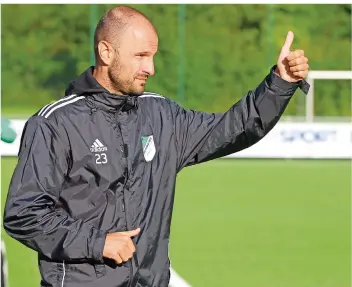  ?? FOTO: BARTH ?? Auersmache­rs Trainer Andreas Wellner zeigt es an: Daumen hoch. Er ist im Aufstiegsr­ennen guter Dinge.