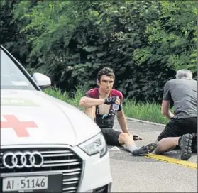  ?? FOTO: SAM BUCHLI ?? El ciclista galés en el suelo en el momento de ser atendido por los médicos