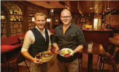  ?? Foto: Michael Hochgemuth ?? Karl Kolbeck (links) und Sebastian Bogenhause­r wollen die Gäste im The House – Dumplings & Bar mit chinesisch­em Essen verwöhnen.