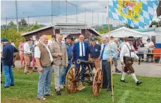  ??  ?? Die Ehrengäste: (von links) Bürgermeis­ter Josef Schwegler, Landtagsab­geordneter Peter Tomaschko, Kanonier Richard Demharter, Landrat Klaus Metzger und der Vor sitzende des KSV Obergriesb­ach, Berthold Schmitt.