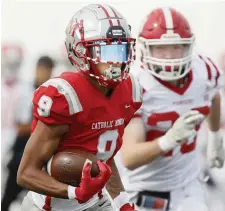  ?? PAuL cONNORS / bOStON heRALd ?? NONSTOP TO THE HOUSE: Catholic Memorial’s Kole Osinubi scores on a 73-yard TD reception in the first quarter of the Knights’ 44-0 win on Saturday.