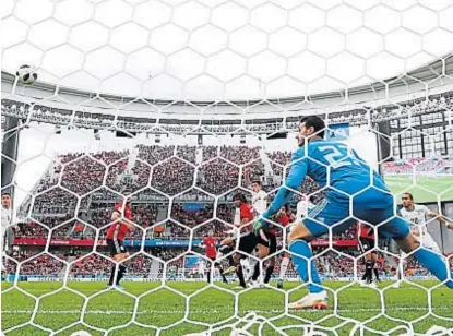  ?? (AP) ?? Luego de un córner. A un minuto del final, José María Giménez le dio así el triunfo a Uruguay contra Egipto 1-0.