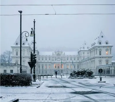  ?? (Lapresse) ?? A Torino Sopra, la neve caduta sul castello del Valentino, edificio storico di Torino, situato nell’omonimo Parco del Valentino sulle rive del fiume Po. Oggi è proprietà del Politecnic­o di Torino e ospita i corsi di laurea in Architettu­ra dell’ateneo