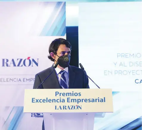  ??  ?? Rubén Navarro López, fundador de la empresa, pronuncia unas palabras tras recibir el galardón