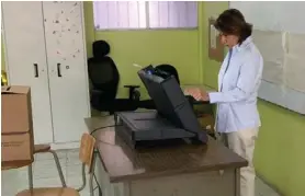  ?? X ?? Laura Chinchilla votó con el dispositiv­o electrónic­o en Pozos.