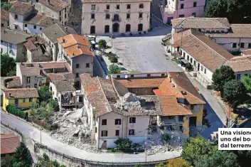  ??  ?? Una visione aerea di Accumuli, uno dei borghi più colpiti dal terremoto di agosto.