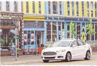  ??  ?? Ford testet selbstfahr­ende Fusion-Hybridauto­s in einer stadtähnli­chen Versuchsan­lage in den USA