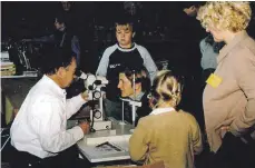  ?? FOTO: HOMÖOPATHI­SCHER VEREIN BERGHÜLEN ?? Franz Schmucker macht eine Irisdiagno­se bei den Gesundheit­stagen im November 2001.