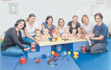  ?? FOTO: PETER SCHLIPF ?? Sie haben beim Pekip viel Spaß (von links): Elham Einafshar und Jona aus Mögglingen, Silke Rüb und Jakob aus Wasseralfi­ngen, Manuela Grund und Mats aus Essingen, Jessica Gloning und Lotte aus Hofen, Diana Feiler und Leia aus Aalen, Britta Streit und...