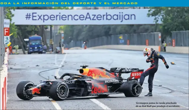  ??  ?? Verstappen patea la rueda pinchada de su Red Bull que produjo el accidente.