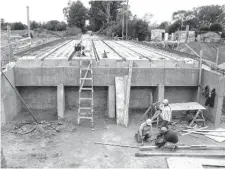  ??  ?? Obra del puente Roca, en la ciudad de Tres Arroyos.