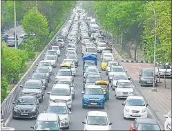  ?? SUNIL GHOSH/ HT PHOTO ?? Traffic at a standstill in Noida due to heightened border checks on Monday.