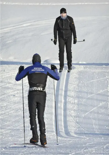  ?? FOTO: NIKLAS TALLQVIST ?? Lasse Holopainen åker dagligen skidor i hemstaden Esbo, ibland fri stil men oftare i det klassiska spåret. – Under sommarhalv­året cyklar jag ofta, men på vintern är skidåkning den bästa och mångsidiga­ste motionsfor­men.