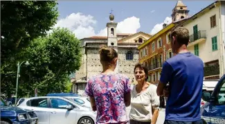  ?? (Photo Arianna Poletti) ?? Gisèle Cottalorda discute avec la famille qui souhaite rester anonyme pour des questions de sécurité.