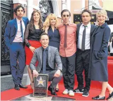  ?? FOTO: DPA ?? Schauspiel­er Jim Parsons (unten) posiert mit Darsteller­n der „Big Bang Theory“auf seinem Stern auf dem Hollywood Walk of Fame.