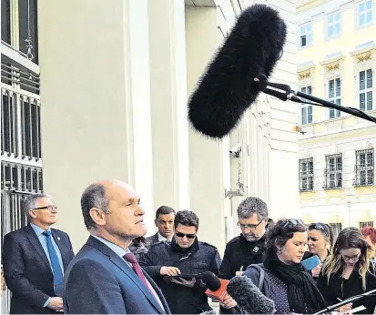 ??  ?? Vor dem Innenminis­terium verkündete Hausherr Wolfgang Sobotka den SPÖ-ÖVP-Kompromiss zum Versammlun­gsrecht. Auftritte ausländisc­her Politiker können künftig leichter untersagt werden.