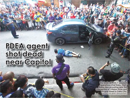  ?? ALDO NELBERT BANAYNAL ?? The body of PDEA-7 assistant operations chief Baby “Earl” Rallos lays sprawling near the intersecti­on of Villalon Drive andEscario Street in Cebu City.