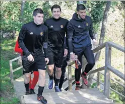  ??  ?? LISTOS. Zubeldia, Oyarzabal y Rulli, ayer tras el entrenamie­nto.