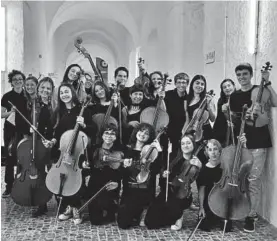  ?? ANDRÉS RODRÍGUEZ ?? Músicos de ambas orquestas posan antes del concierto.