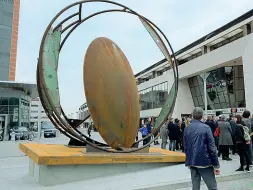  ??  ?? Davanti l’hotel Mantegna La scultura inaugurata ieri in piazzetta Rismondo