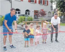  ?? FOTO: VERA ROMEU ?? Volker Lutz von der ehemaligen Jungen Union, Leon, Jette, Amelie, Lea und Bürgermeis­ter Stefan Bubeck (von links) schneiden das rote Band durch – und werden mit Applaus belohnt.