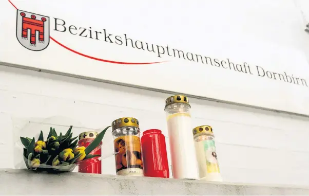  ??  ?? Kerzen und Blumen erinnern an den Leiter der Sozialabte­ilung der BH Dornbirn, der im Amt erstochen wurde. Tatverdäch­tig ist ein Asylwerber.