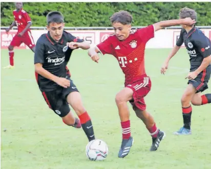  ?? FOTO: B K & ?? Ab durch die Mitte: BayernStür­mer Nico Anand tritt an und versucht, an Frankfurts Leonidas
Tsiokos (links) vorbeizuzi­ehen. Der Nachwuchs der Münchner präsentier­te sich 2021 beim „Talents Cup“, der in St. Wendel stattfand, technisch stark und ballsicher – dennoch behielt Frankfurt im Finale die Oberhand. Die
U 14-Fußballer der Eintracht sicherten sich im St. Wendeler Sportzentr­um mit einem 2:0-Erfolg den Turniersie­g.