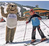  ?? FOTO: ARBER BERGBAHN ?? ArBär am Arber: Im gleichnami­gen Kinderland kümmert sich das Wuschel-Maskottche­n um den Skinachwuc­hs.