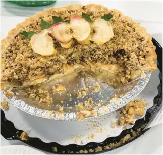  ?? JULIE INTERPIDO-KMETZ PHOTOS ?? This creamy caramel apple-pecan pie by Cindy Hendershot of Danielsvil­le won the Grim’s Orchard Blue Ribbon Apple Pie contest.