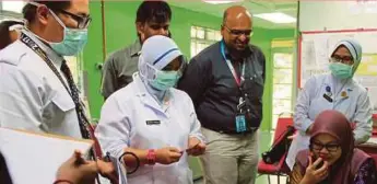  ?? BY AHMAD ISMAIL PIC ?? Medical personnel during a training session at a flood relief centre in Segamat. RM26.5 billion has been allocated for healthcare this year.
