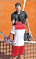  ??  ?? Thiem y Djokovic se saludan.