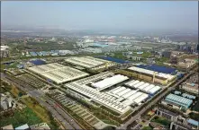  ?? PROVIDED TO CHINA DAILY ?? Left: An aerial view of SAIC’s assembly line in Nanjing, Jiangsu province, in April.