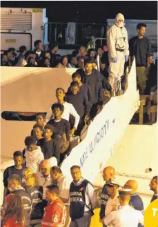  ?? FOTO: DPA ?? Dieses Bild wollte Italiens Innenminis­ter Matteo Salvini verhindern: Die gut 150 Bootsflüch­tlinge sind in der Nacht zum Sonntag in Catania von Bord der „Diciotti“gegangen.