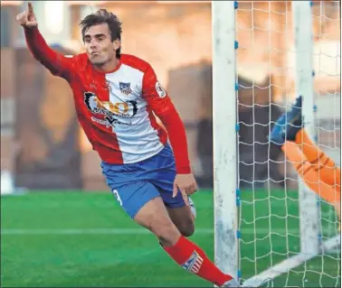  ??  ?? Juan Esnáider celebra uno de los dos tantos que hizo al Eibar, que depararon la eliminació­n armera.