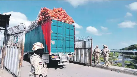  ?? ?? El cruce de mercancías en la frontera ha sido constante a pesar de la situación de caos que reina en ese país.