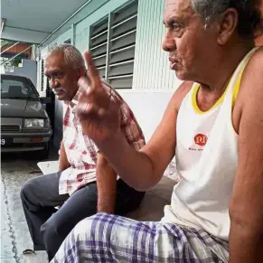  ?? — Bernama ?? Down memory lane: Abdul Rashid (right) giving an account of how he felt on Aug 31, 1959. Seated beside him is Nordin Abdul Rahman, 75, who also witnessed the historic occasion.