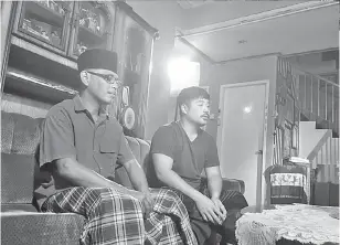  ??  ?? WATAK UTAMA: Fir Affandi (kanan) dalam salah satu adegan telemovie ini.