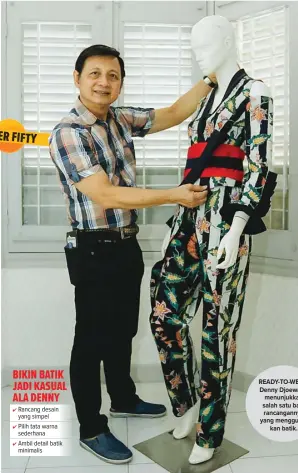  ??  ?? READY-TO-WEAR: Denny Djoewardi menunjukka­n salah satu baju rancangann­ya yang menggunaka­n batik.