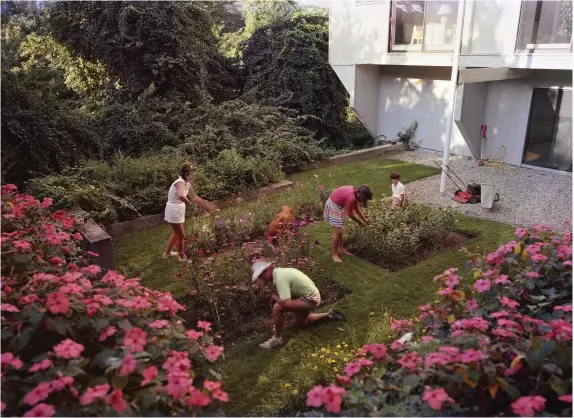  ??  ?? Above Tina Barney’s 1982 portrait of the Goff family in their Rhode Island garden shows gardening as family pastime.