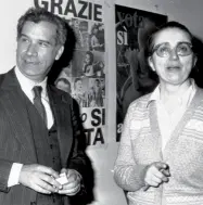  ??  ?? Politica e fede
Chiara Lubich e Madre Teresa di Calcutta a Firenze nel 1987. A sinistra Carlo Casini e Vittoria Quarenghi del «Movimento per la vita» fotografat­i nella sede del movimento in attesa dei risultati definitivi del referendum nel 1981