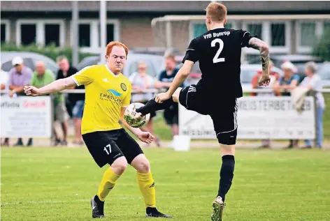  ?? FOTO: THORSTEN LINDEKAMP ?? Sven Dienberg (links) konnte sich ebenfalls in die Torschütze­nliste eintragen. Der RSV-Spieler erzielte zwei Treffer.