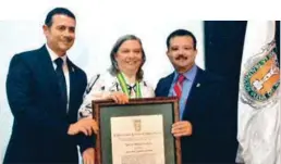  ??  ?? El rector Juan Manuel Ocegueda Hernández entregó la distinción a la investigad­ora y docente Sylvia Schmelkes.