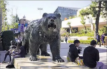  ?? Kent Nishimura Los Angeles Times ?? STUDENTS and visitors gather at UCLA in 2019. The COVID-19 pandemic has created financial struggles for many state college students; new legislatio­n aims to address that by eliminatin­g some Cal Grant requiremen­ts.